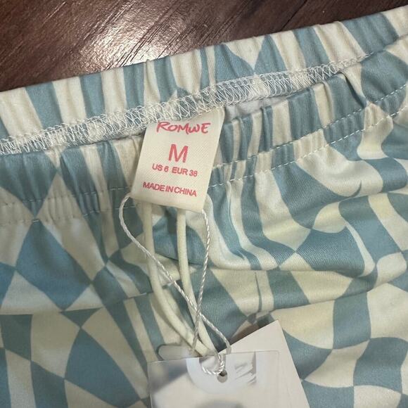 NWT Artsy Stretchy Mini Skirt Size Medium - Picture 3 of 6